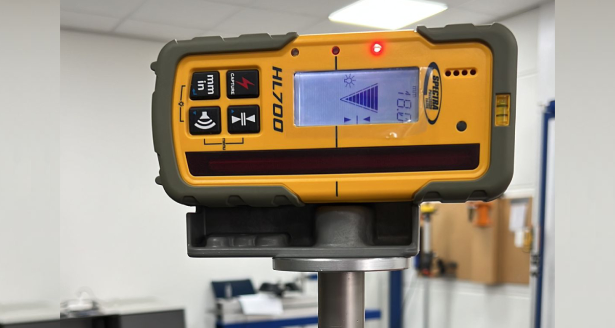 Spectra verticaal adapter HL700 serie Verticale bevestiging van de handontvanger op statief met zowel 5/8" als 1/4" aansluiting. Geschikt voor o.a. Spectra HL700,HL750,HL760,HL760U en CR700