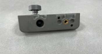 Gebruikte Spectra verticaal adapter HL700 serie Verticale bevestiging van de handontvanger op statief met zowel 5/8" als 1/4" aansluiting. Geschikt voor o.a. Spectra HL700,HL750,HL760,HL760U en CR700