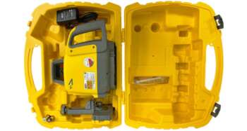 Spectra LL1505C met HL450 ontvanger, baakklem en lader in open koffer.