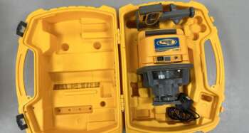 Refurbished Spectra LL500 Goed werkende Spectra LL500 met HR550 ontvanger. Zowel optisch als mechanisch in zeer goede staat, koffer ook zeer netjes Roodlicht Bouwlaser Werkbereik: 400 m met ontvanger Nivelleernauwkeurigheid: ± 0,5 mm/10m Stof- en spatwaterbescherming: IP 54 Elektrische voeding: Accupack Gebruiksduur: 30 h met accu Statiefschroefdraad: 5/8″ Projectie: Horizontaal Bijzonderheden: nauwelijks gebruikssporen Voor levering wordt het apparaat voorzien van een nieuwe keuring en certificaat. Er zit 6 maanden garantie op het instrument. Dit instrument wordt geleverd in een koffer met  ontvanger, baakklem, accu en lader.