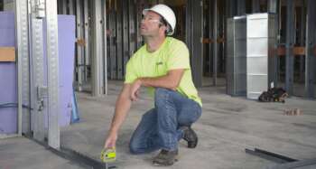 Spectra LP51G groene 5-puntslaser in gebruik op een bouwplaats voor het uitzetten van een wand.