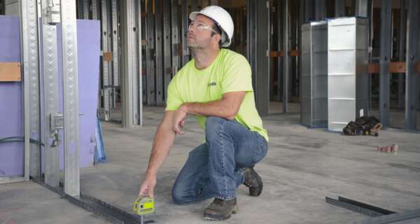 Spectra LP51G groene 5-puntslaser in gebruik op een bouwplaats voor het uitzetten van een wand.