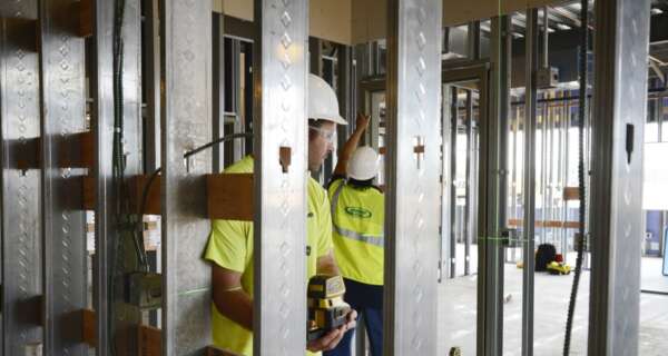 Spectra LT52G in gebruik bij tegelleggen met groene lijnen