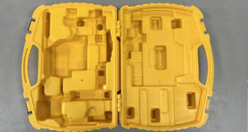 Gebruikte Spectra LT52 koffer Passend op de Spectra LT52 R en LT52 G B+ grade product: Koffer in goede staat, sloten zijn goed, met gebruikssporen. Het model op de foto kan afwijken van de geleverde ontvanger, wij hebben hiervan meerdere van op voorraad. Wilt u er meerdere hebben?  Vraag dan het actuele aantal op via telefoon, whatsapp of mail.