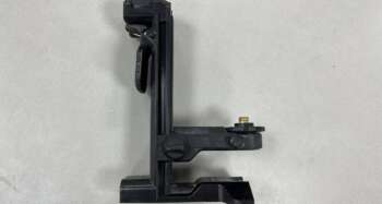 Gebruikte universele muurbevestigingsbeugel voor rotatie lasers Holle 5/8"draad aansluiting t.b.v. loodlaserstraal, laserplateau in hoogte verstelbaar. Afmetingen:295x200x123 mm Afstand hart 5/8"aansluiting tot rug wandklem: 10, 5cm Verstelbaarheid in hoogte: 20 cm Magnetisch: Ja Schroefsleuf: Ja Plafondklem: Ja Verticaal op statief: Nee Bijzonderheden: Geen