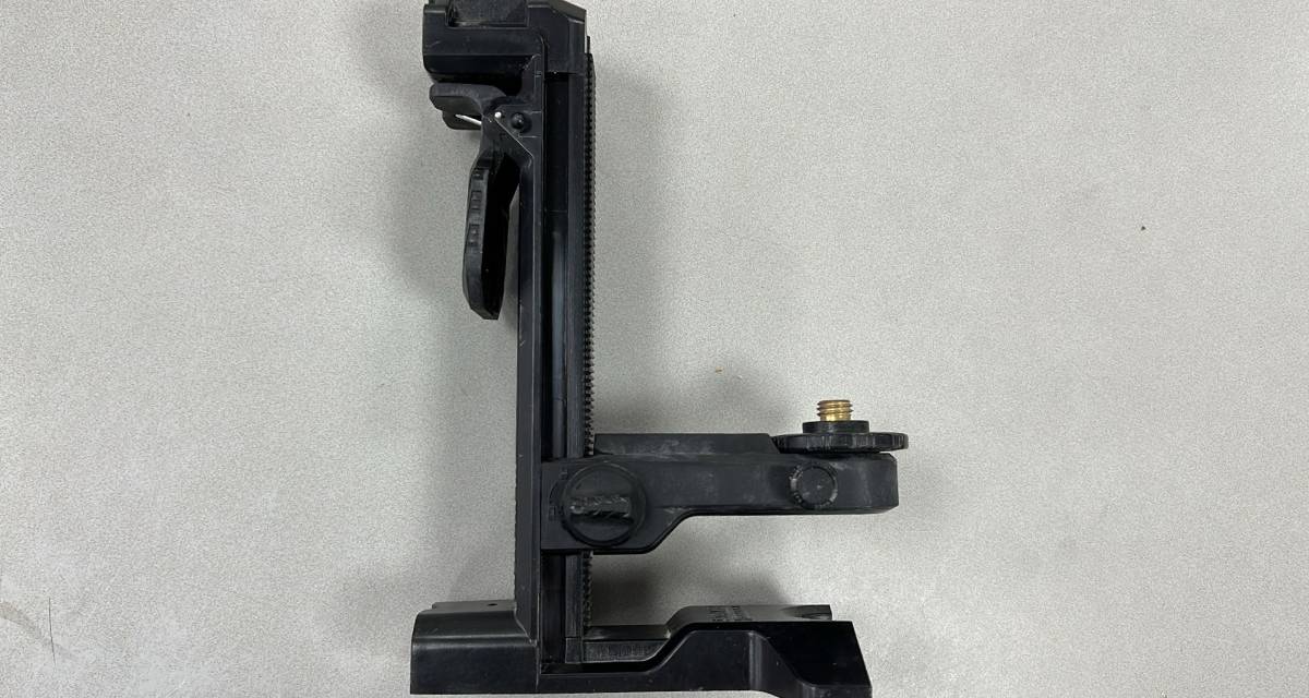 Gebruikte universele muurbevestigingsbeugel voor rotatie lasers Holle 5/8"draad aansluiting t.b.v. loodlaserstraal, laserplateau in hoogte verstelbaar. Afmetingen:295x200x123 mm Afstand hart 5/8"aansluiting tot rug wandklem: 10, 5cm Verstelbaarheid in hoogte: 20 cm Magnetisch: Ja Schroefsleuf: Ja Plafondklem: Ja Verticaal op statief: Nee Bijzonderheden: Geen