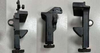 GebruikteTopcon LS-100D baakklem Passend op o.a.: Androtec STR-60, MTR-60 en MTR90 serie, Topcon LS-100D, Pronivo PNLUD18 en PNRLD-MM, PLS XLD+ en Imex LRX 10 mm Levering: 1 stuks baakklem Het klem op de foto kan afwijken van de geleverde klem hier hebben wij er meerdere van liggen. De vorige eigenaar heeft geen kenmerk in de klem gegraveerd. Alle klemmen zijn getest en werken naar behoren.