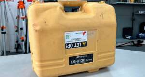 Gebruikte Topcon LS-B100/200 koffer Passend op de Topcon LS-B100, LS-B100W, LS-B110, LS-B110W, LS-B200, LS-B200W C+ grade product: Koffer heeft schade aan de buitenkant (deukjes), sloten werken goed, met gebruikssporen. Het model op de foto kan afwijken, wij hebben hiervan meerdere van op voorraad. Wilt u er meerdere hebben?  Vraag dan het actuele aantal op via telefoon, whatsapp of mail.