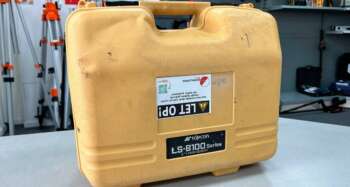 Gebruikte Topcon LS-B100/200 koffer Passend op de Topcon LS-B100, LS-B100W, LS-B110, LS-B110W, LS-B200, LS-B200W C+ grade product: Koffer heeft schade aan de buitenkant (deukjes), sloten werken goed, met gebruikssporen. Het model op de foto kan afwijken, wij hebben hiervan meerdere van op voorraad. Wilt u er meerdere hebben?  Vraag dan het actuele aantal op via telefoon, whatsapp of mail.