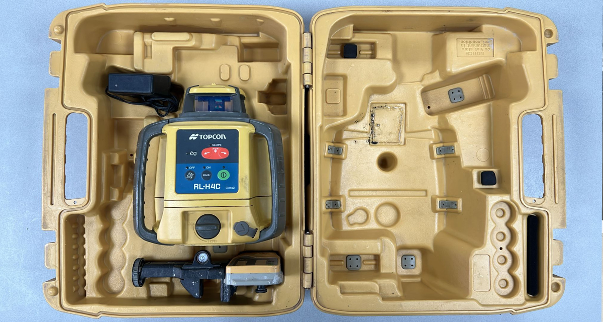 Refurbished Topcon RL-H4C Goed werkende Topcon RL-H4C met LS80L ontvanger. Zowel optisch als mechanisch in goede staat. Roodlicht Bouwlaser Werkbereik: 400 m met ontvanger Nivelleernauwkeurigheid: ± 0,5 mm/10m Stof- en spatwaterbescherming: IP 66 Elektrische voeding: Accupack Gebruiksduur: 60 h met accu Statiefschroefdraad: 5/8″ Projectie: Horizontaal, handmatig enkel afschot Bijzonderheden: Lichte gebruikssporen Voor levering wordt het apparaat voorzien van een nieuwe keuring en certificaat. Er zit 6 maanden garantie op het instrument. Dit instrument wordt geleverd in een koffer met ontvanger, baakklem, accu en lader.