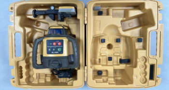 Refurbished Topcon RL-H5A Goed werkende Topcon RL-H5A met laadconnector aan de voorzijde en LS-80L ontvanger Zowel optisch als mechanisch in goede staat. Roodlicht Bouwlaser Werkbereik: 400 m met ontvanger Nivelleernauwkeurigheid: ± 0,5 mm/10m Stof- en spatwaterbescherming: IP 66 Elektrische voeding: Accupack Gebruiksduur: 60 h met accu Statiefschroefdraad: 5/8″ Projectie: Horizontaal, handmatig enkel afschot Bijzonderheden: Lader met laadindicatie , met lichte gebruikssporen Voor levering wordt het apparaat voorzien van een nieuwe keuring en certificaat. Er zit 6 maanden garantie op het instrument. Dit instrument wordt geleverd in een koffer met ontvanger, baakklem, accu en lader.