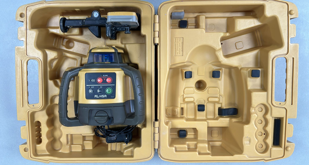 Refurbished Topcon RL-H5A Goed werkende Topcon RL-H5A met laadconnector aan de voorzijde en LS-80L ontvanger Zowel optisch als mechanisch in goede staat. Roodlicht Bouwlaser Werkbereik: 400 m met ontvanger Nivelleernauwkeurigheid: ± 0,5 mm/10m Stof- en spatwaterbescherming: IP 66 Elektrische voeding: Accupack Gebruiksduur: 60 h met accu Statiefschroefdraad: 5/8″ Projectie: Horizontaal, handmatig enkel afschot Bijzonderheden: Lader met laadindicatie , met lichte gebruikssporen Voor levering wordt het apparaat voorzien van een nieuwe keuring en certificaat. Er zit 6 maanden garantie op het instrument. Dit instrument wordt geleverd in een koffer met ontvanger, baakklem, accu en lader.