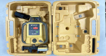 Refurbished Topcon RL-H4C Goed werkende Topcon RL-H4C met LS80L ontvanger. Zowel optisch als mechanisch in goede staat. Roodlicht Bouwlaser Werkbereik: 400 m met ontvanger Nivelleernauwkeurigheid: ± 0,5 mm/10m Stof- en spatwaterbescherming: IP 66 Elektrische voeding: Accupack Gebruiksduur: 60 h met accu Statiefschroefdraad: 5/8″ Projectie: Horizontaal, handmatig enkel afschot Bijzonderheden: Lichte gebruikssporen, laser is voorzien van een nieuwe behuizing onderkant en nieuw toetsenbord Voor levering wordt het apparaat voorzien van een nieuwe keuring en certificaat. Er zit 6 maanden garantie op het instrument. Dit instrument wordt geleverd in een koffer met  ontvanger, baakklem, accu en lader.