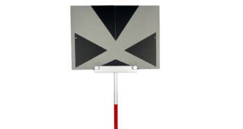 Leica TPD100 richtmerk De richtplaat TPD 100 is een Leica meetplaat met groot bereik, ontworpen voor gebruik met Leica DISTO apparatuur met digitale puntzoekers. De TPD100 heeft een 1/4-inch schroefdraad voor montage op een optionele mini prismastok, zodat over grote afstanden op vaste posities en andere referentiepunten meten.