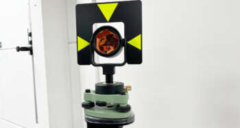 Verloop 5/8" naar Leica aansluiting Dis aluminium verloopstuk maakt het mogelijk een prisma met een Leica aansluiting te monteren op een prismastok of stelvoet met 5/8" aansluiting.