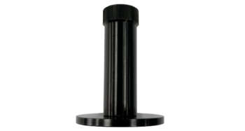 Zandvoet t.b.v. GPS/Prismastok Als je je GPS-apparaat of prisma in het zand wilt gebruiken, zul je al snel merken dat het scherpe uiteinde van het apparaat wegzakt in de zachte grond. Dit is waar deze speciale zandvoetjes van pas komen. Je schroeft deze zandvoet eenvoudig onder de prisma- of roverstok i.p.v. de punt. Dankzij de grote diameter van dit hulpstuk zal je stok niet langer wegzakken in de zanderige grond. De zandvoet heeft een female 5/8" aansluiting