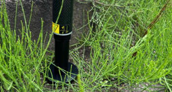 Zandvoet t.b.v. GPS/Prismastok Als je je GPS-apparaat of prisma in het zand wilt gebruiken, zul je al snel merken dat het scherpe uiteinde van het apparaat wegzakt in de zachte grond. Dit is waar deze speciale zandvoetjes van pas komen. Je schroeft deze zandvoet eenvoudig onder de prisma- of roverstok i.p.v. de punt. Dankzij de grote diameter van dit hulpstuk zal je stok niet langer wegzakken in de zanderige grond. De zandvoet heeft een female 5/8" aansluiting